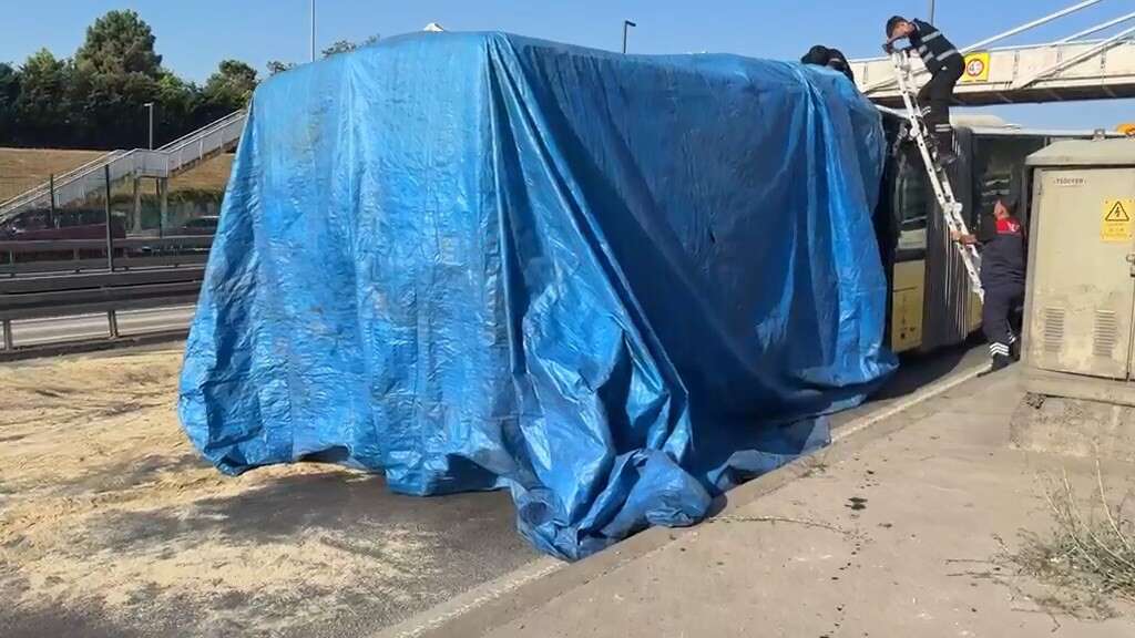 Otomobil, otobüse arkadan çarptı! 3 kişi öldü 4